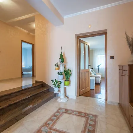 Ritosa, A Beautiful Pool Surrounded By Greenery Vakantiehuis *