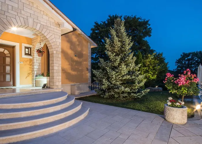 Ritosa, A Beautiful Pool Surrounded By Greenery Vakantiehuis