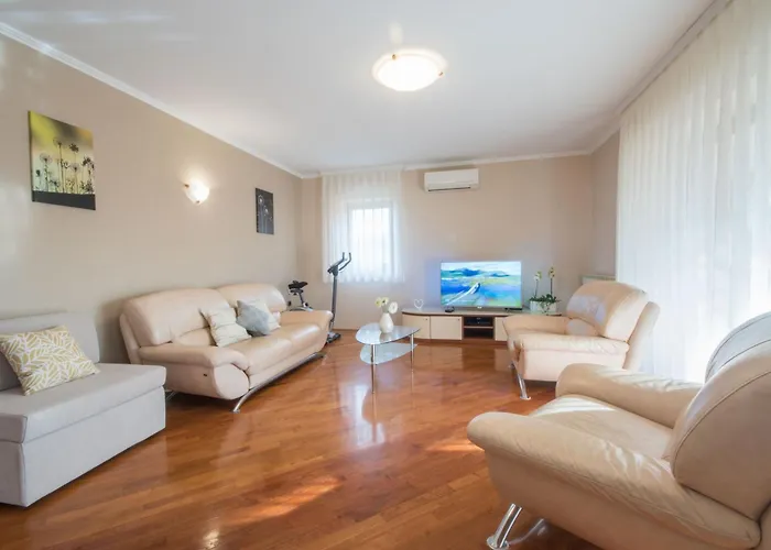 Ritosa, A Beautiful Pool Surrounded By Greenery Vakantiehuis