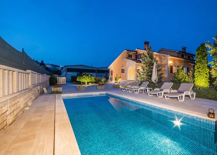 Ritosa, A Beautiful Pool Surrounded By Greenery Vakantiehuis *