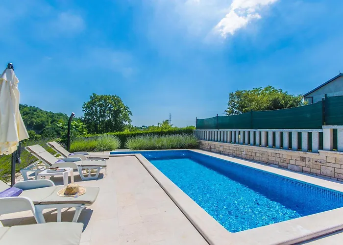 Ritosa, A Beautiful Pool Surrounded By Greenery 度假居 *