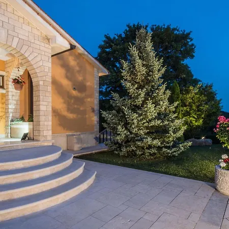 Ritosa, A Beautiful Pool Surrounded By Greenery Hébergement de vacances