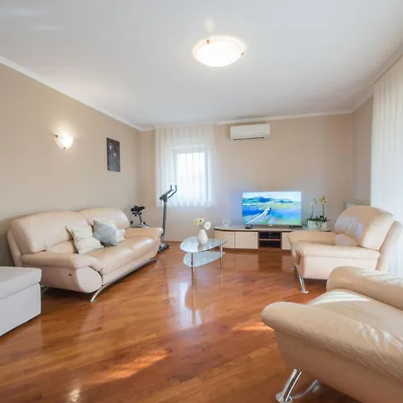 Ritosa, A Beautiful Pool Surrounded By Greenery Hébergement de vacances