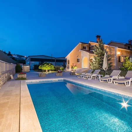 Ritosa, A Beautiful Pool Surrounded By Greenery Hébergement de vacances *