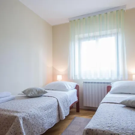 Hébergement de vacances Ritosa, A Beautiful Pool Surrounded By Greenery *