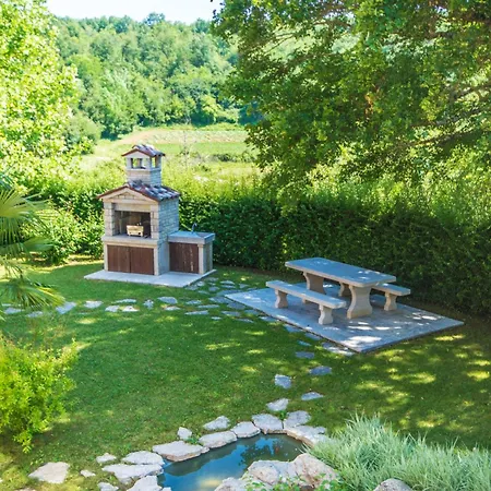Hébergement de vacances Ritosa, A Beautiful Pool Surrounded By Greenery Trviz