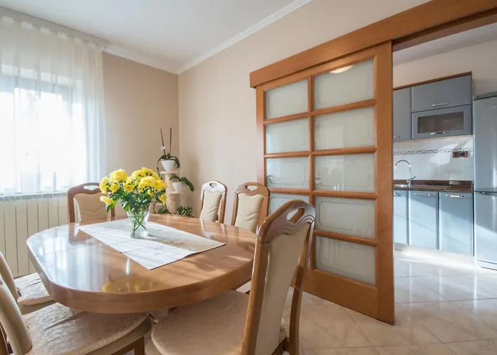 Ritosa, A Beautiful Pool Surrounded By Greenery 펜션 Trviz