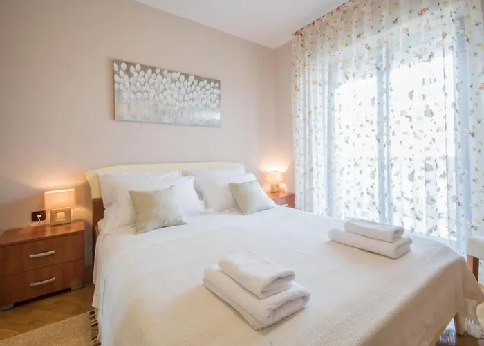 Ritosa, A Beautiful Pool Surrounded By Greenery 펜션