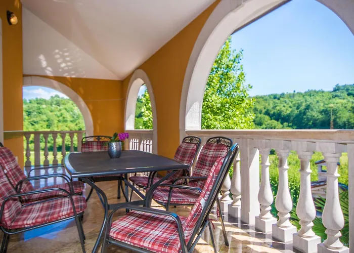 Ritosa, A Beautiful Pool Surrounded By Greenery 펜션